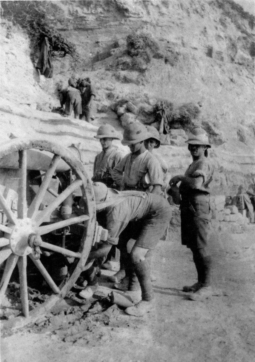 قام الجنود بإصلاح مدفع خلال الحرب العالمية الأولى ، 1915 بواسطة مصور انجليزى