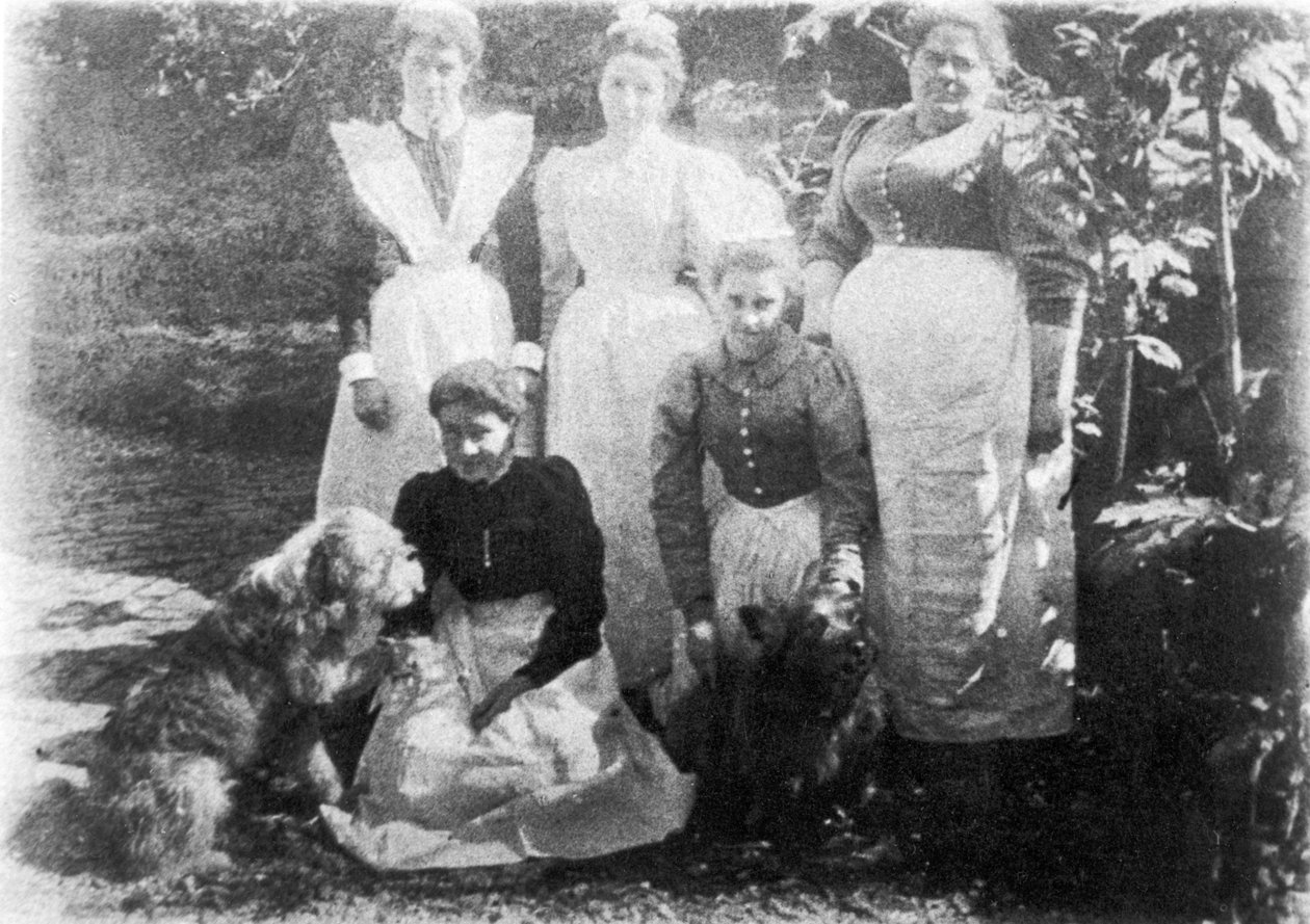 صوفيا فاريل وخادمات ، 1899 بواسطة مصور انجليزى
