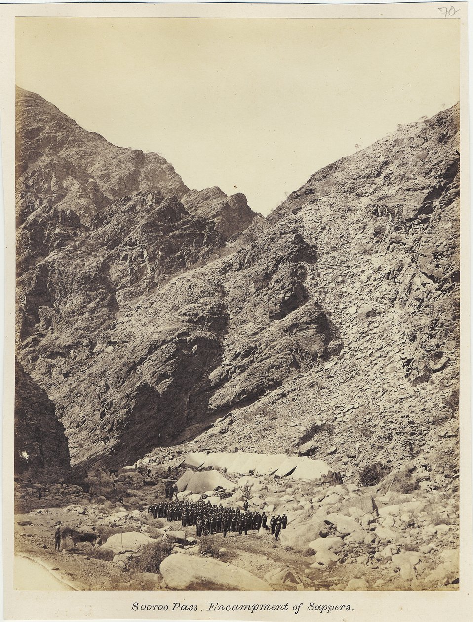 ممر سورو ، مخيم الياقوت ، من قبل وحدة التصوير للمهندسين الملكيين تحت الرقيب جون هارولد ، 1868 (طباعة زلابية) بواسطة مصور انجليزى