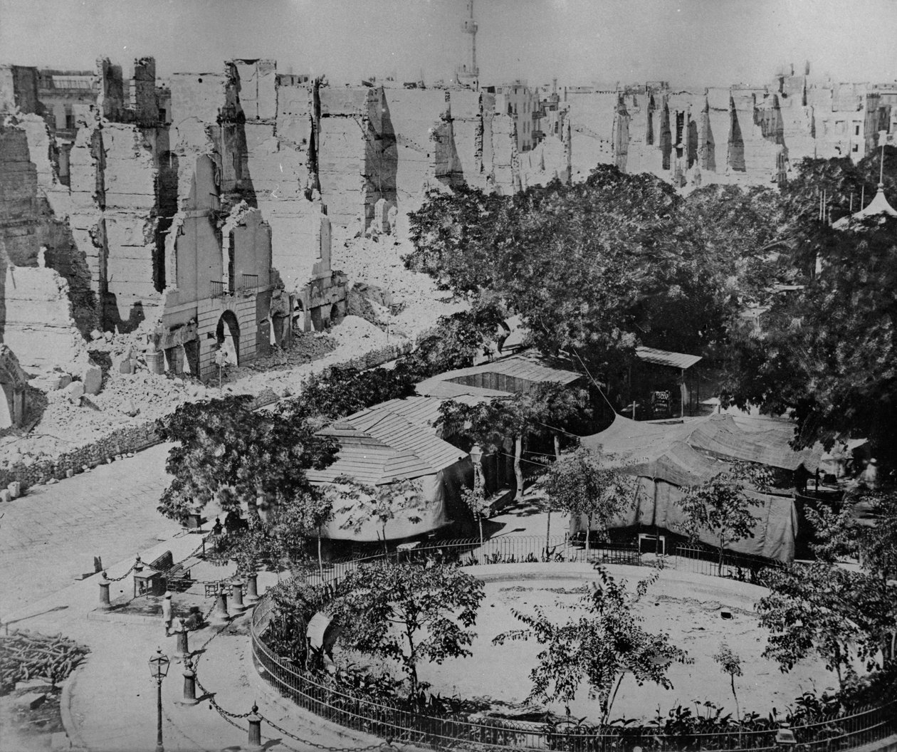 ساحة دمرها القصف البريطاني ، الإسكندرية ، 1882 بواسطة مصور انجليزى