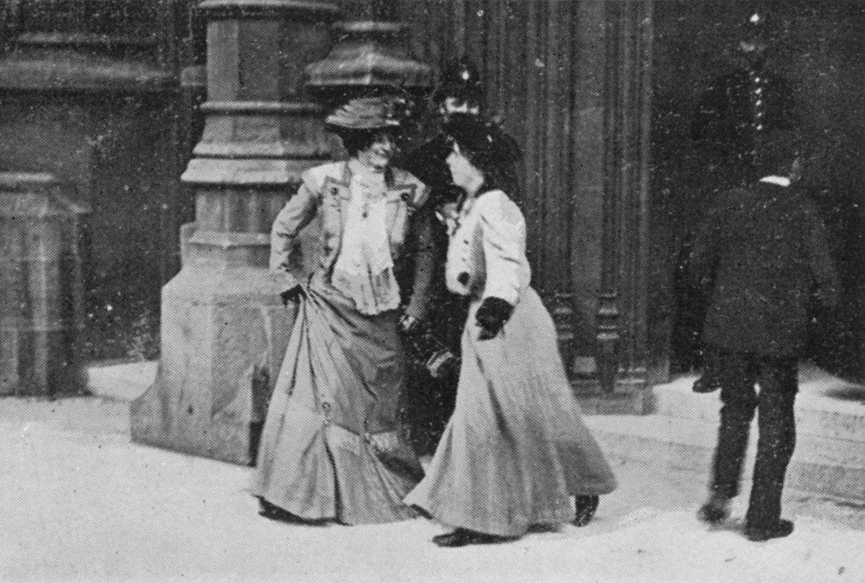 ابتعدت Suffragettes ، توضيحات من مقال بعنوان إعادة تجميع البرلمان نشر في The Graphic ، 27 أكتوبر 1906 بواسطة مصور انجليزى