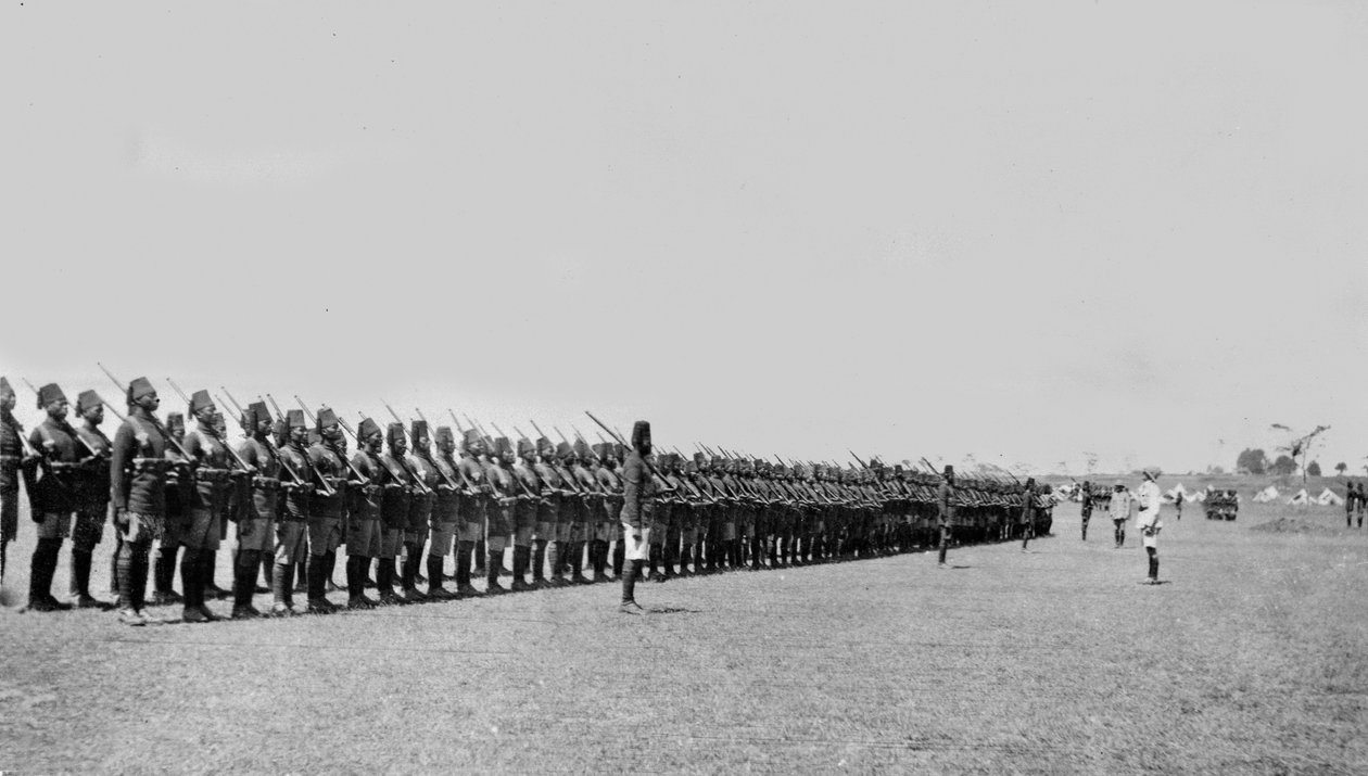 الكتيبة الثانية ، بنادق الملك الإفريقية ، في العرض ، 1914 بواسطة مصور انجليزى