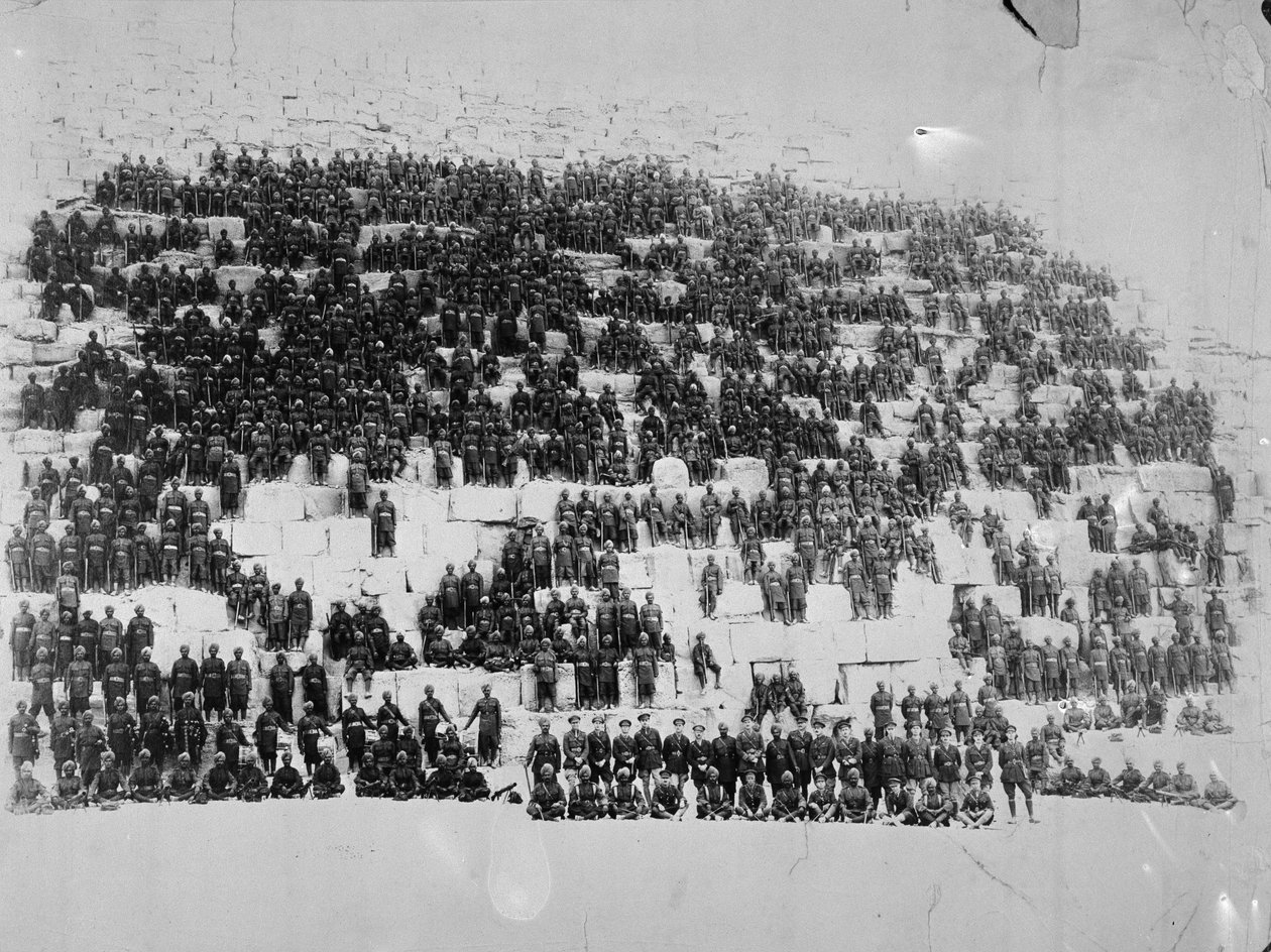 ال 38 Dogras وطرح على أحد الأهرامات ، مصر ، 1918 بواسطة مصور انجليزى