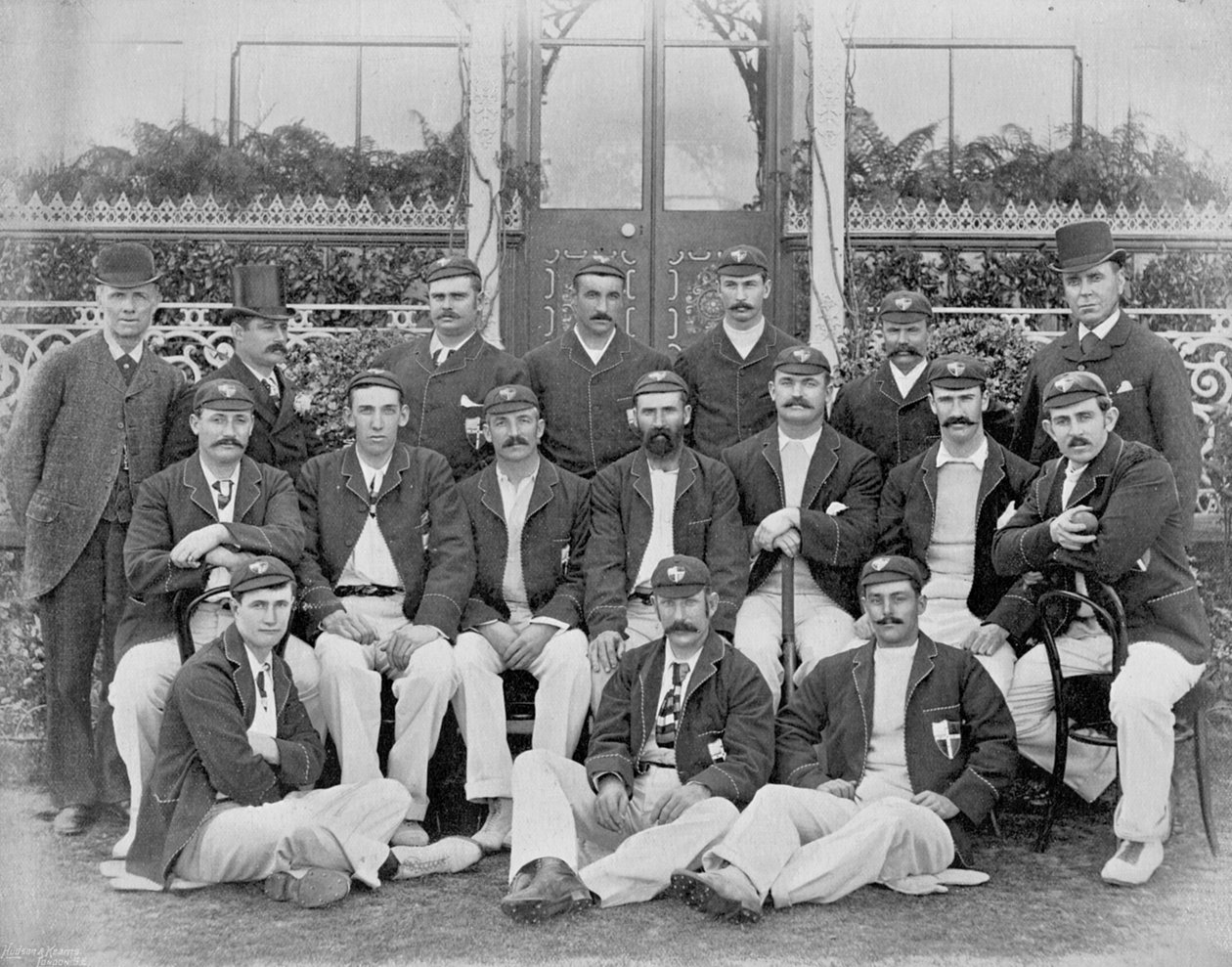 الأستراليون ، 1893 الفريق الثامن ، من لاعبي الكريكت الشهير وأراضي الكريكيت ، نشره هدسون وكيرنز ، 1895 بواسطة مصور انجليزى