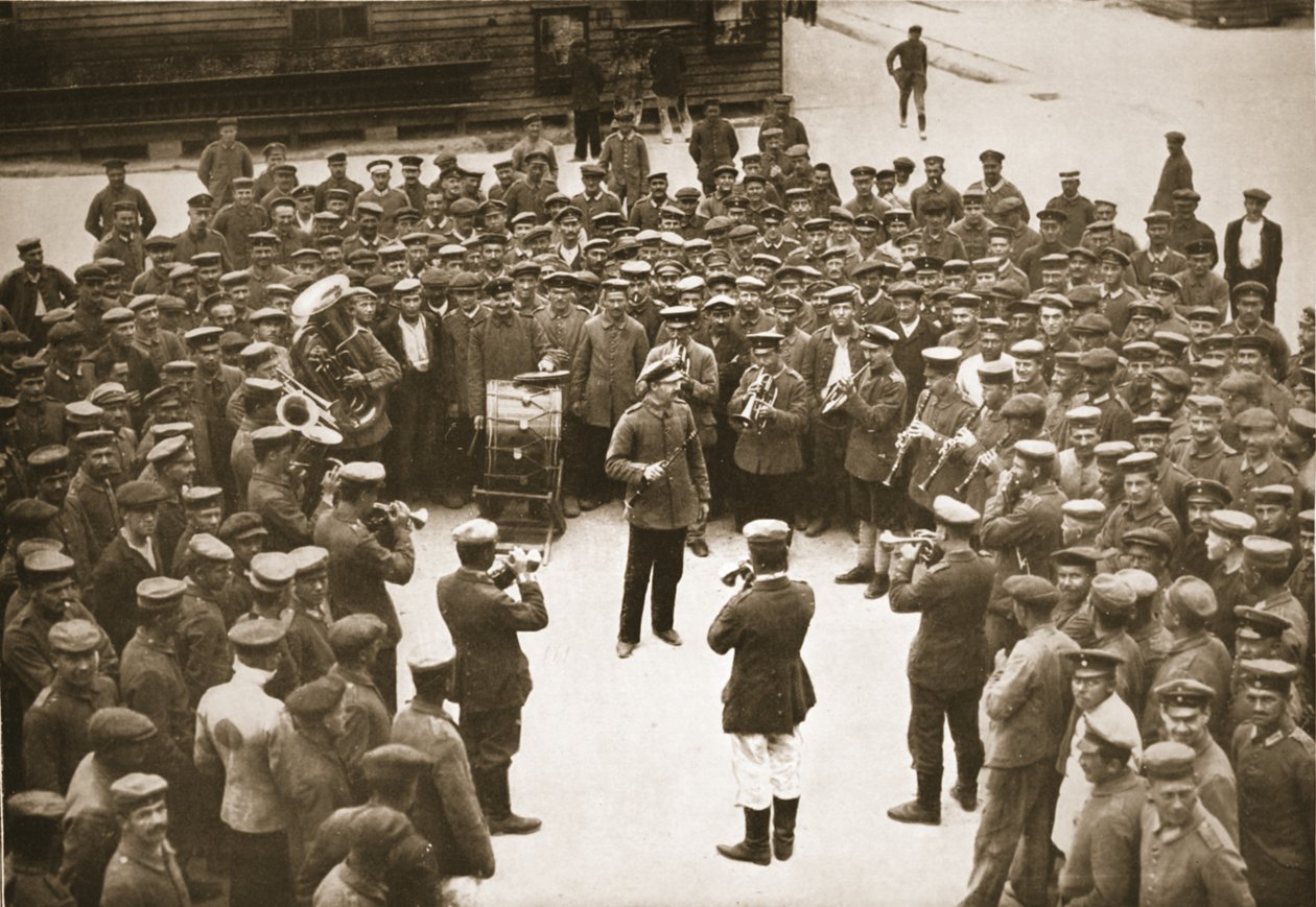 The Band Plays on the Barracks Square، Dorchester، Illustration from German Prisoners in Great Britain (photogravure) بواسطة مصور انجليزى