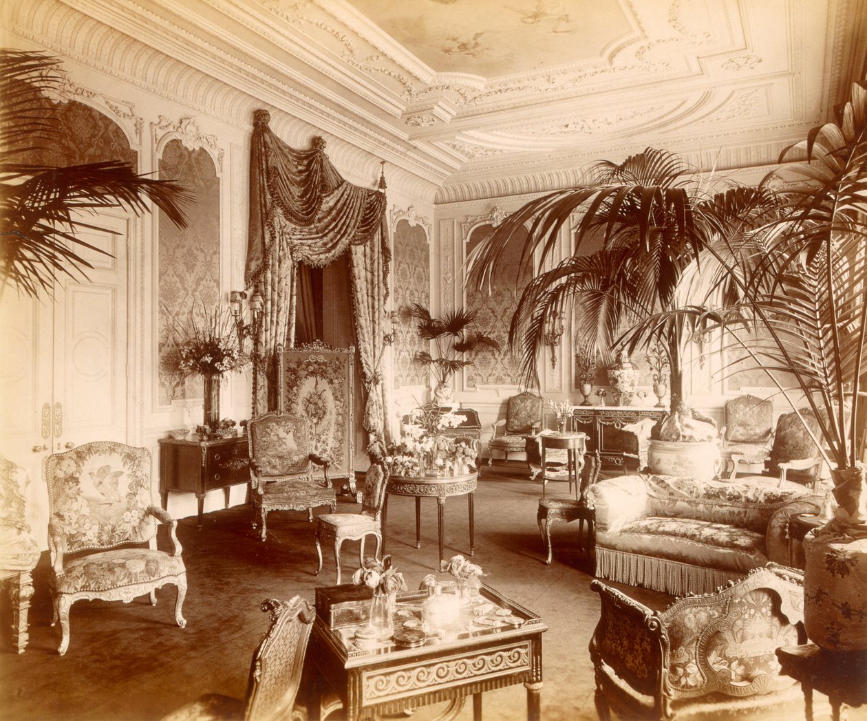 The Drawing Room at 17 Grosvenor Place، London بواسطة مصور انجليزى