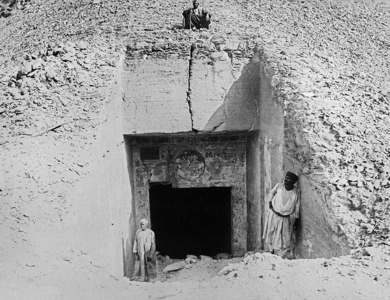 مدخل القبر بواسطة مصور انجليزى