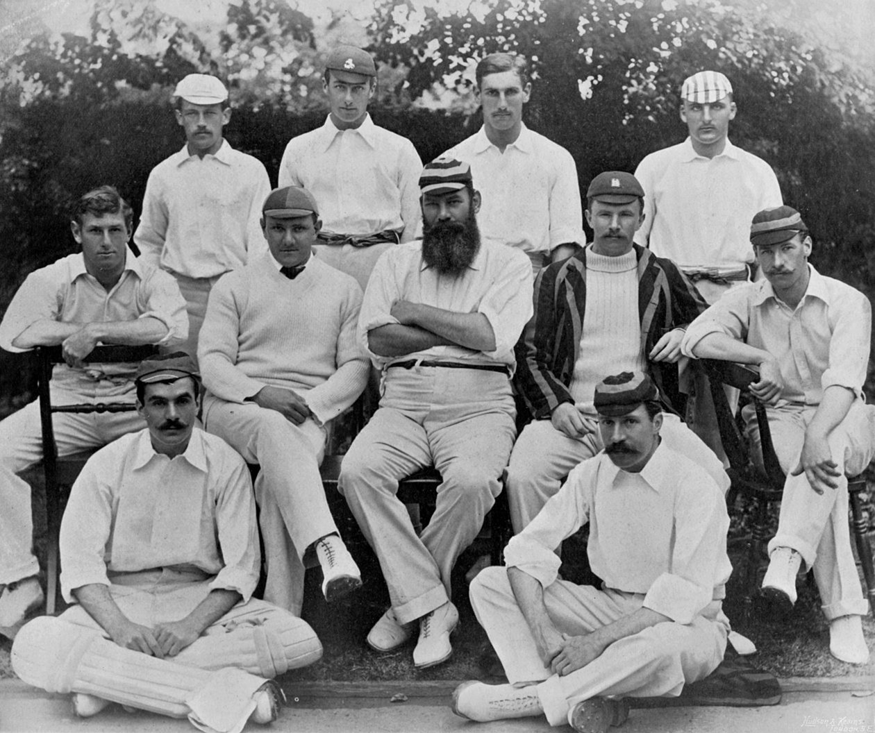 فريق السادة من مباراة جنتلمان ضد اللاعبين في لوردز عام 1894 ، من لاعبي الكريكيت الشهير وألعاب الكريكيت ، التي نشرها هدسون وكيرنز ، 1895 بواسطة مصور انجليزى
