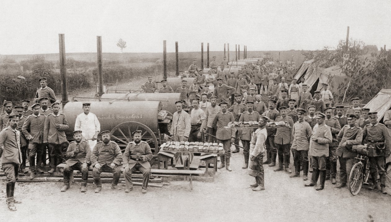 المخابز الميدانية للجيش الألماني خلال الحرب العالمية الأولى ، من "أخبار الحرب المصورة" ، 1915 بواسطة مصور انجليزى