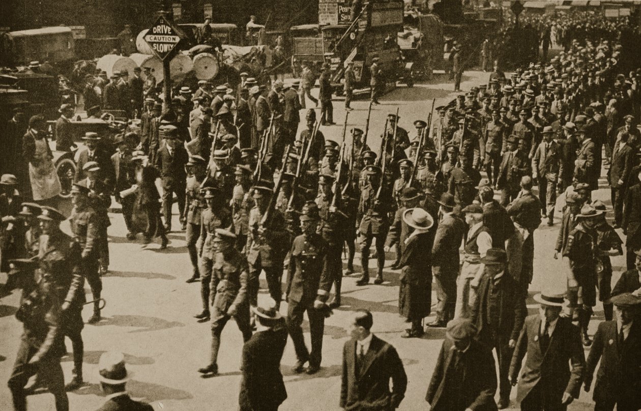 عودة بنادق لندن بعد خدمات رائعة في فرنسا ، 1919 بواسطة مصور انجليزى
