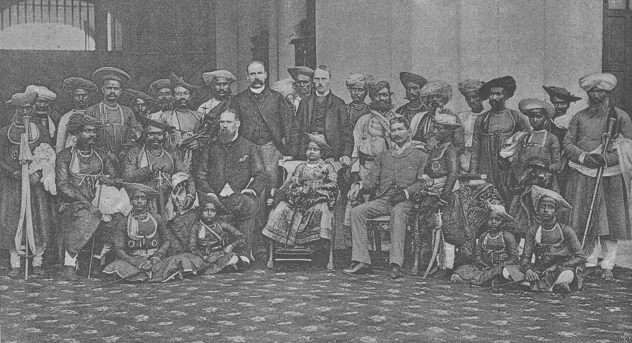 المهراجا الشاب في جواليور مع ولي أمره السير ليبل جريفين والمحكمة ، 1886 بواسطة مصور انجليزى