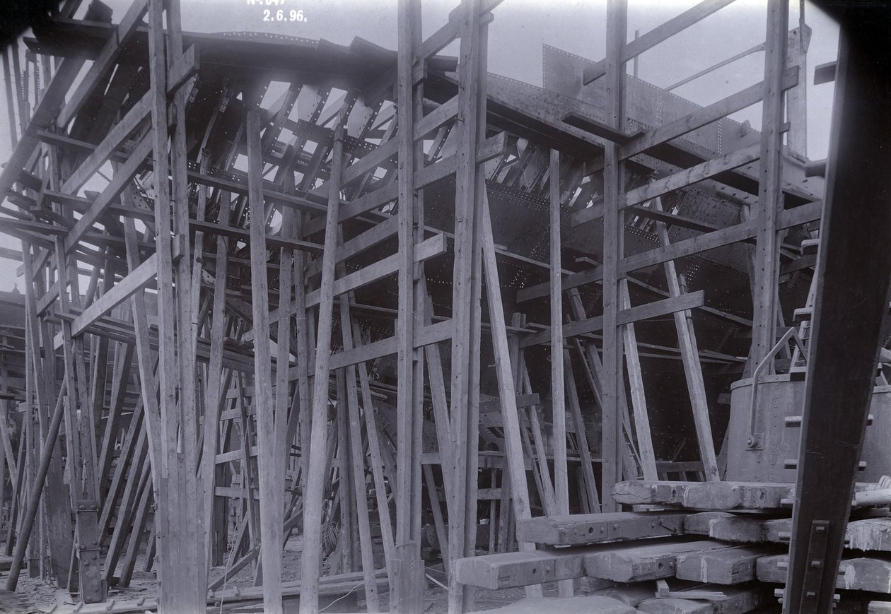 سفينة بخار القطار التي تكسر الجليد SS Baikal في الإطار أثناء البناء من قبل السير WG Armstrong Mitchell and Co. Ltd. ، في حوض السفن لوكر ووكر ، نيوكاسل أبون تاين في عام 1896 بواسطة مصور انجليزى