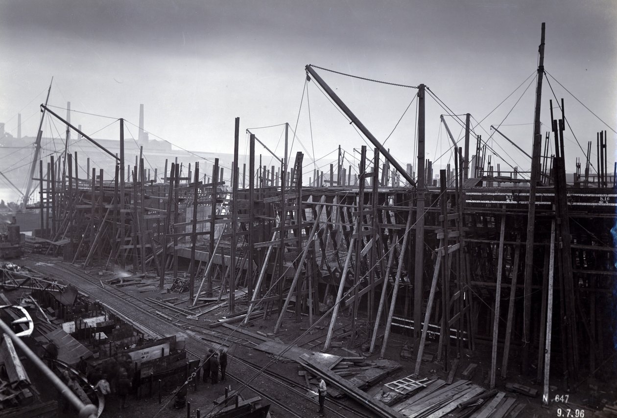 سفينة بخار القطار التي تكسر الجليد SS Baikal في الإطار أثناء البناء بواسطة السير WG Armstrong Mitchell and Co. Ltd. ، في حوض السفن لوكر ووكر ، نيوكاسل أبون تاين في عام 1896 ، ساحة رقم 647 ، بحيرة بايكال بواسطة مصور انجليزى