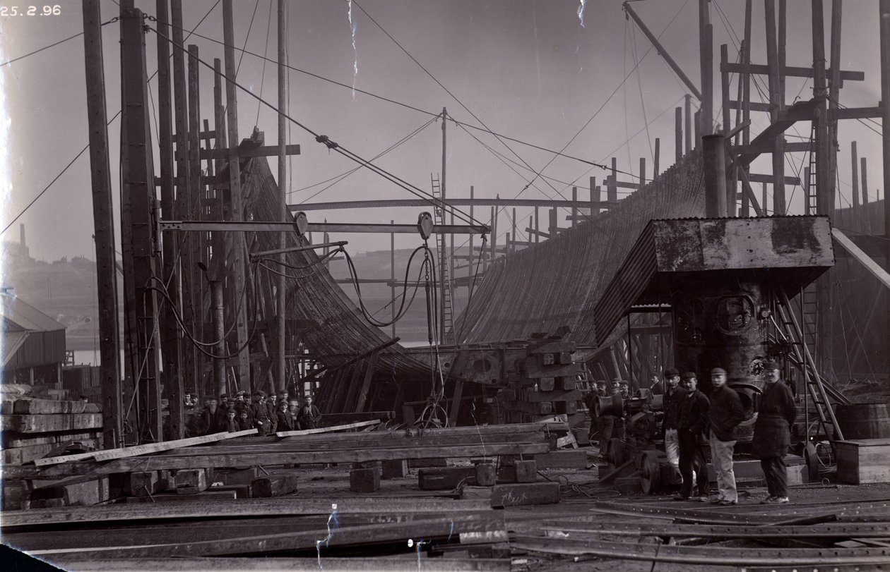 سفينة بخار القطار التي تكسر الجليد SS Baikal في الإطار أثناء البناء من قبل السير WG Armstrong Mitchell and Co. Ltd. ، في حوض السفن لوكر ووكر ، نيوكاسل أبون تاين في عام 1896 بواسطة مصور انجليزى