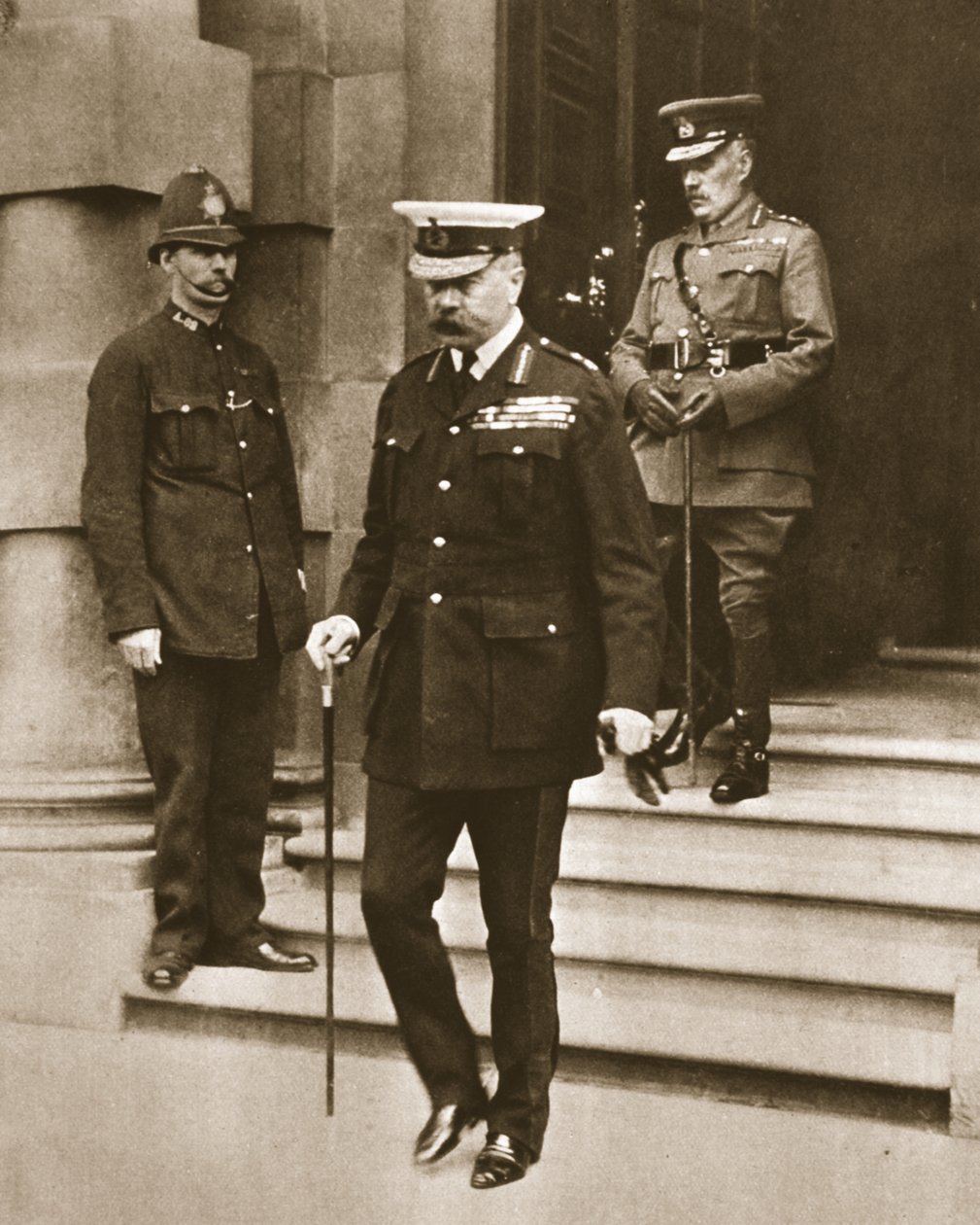 آخر صورة للورد كيتشنر ، من أخبار الحرب المصورة ، 14 يونيو 1916 (بني داكن) بواسطة مصور انجليزى