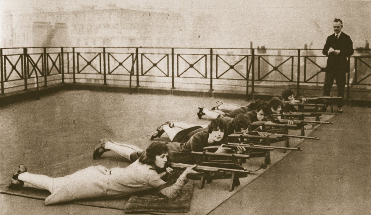 نادي البندقية لموظفات المكتب على سطح ستراند هاوس ، من واندرفول لندن ، نشر 1926-27 (حفر ضوئي) بواسطة مصور انجليزى