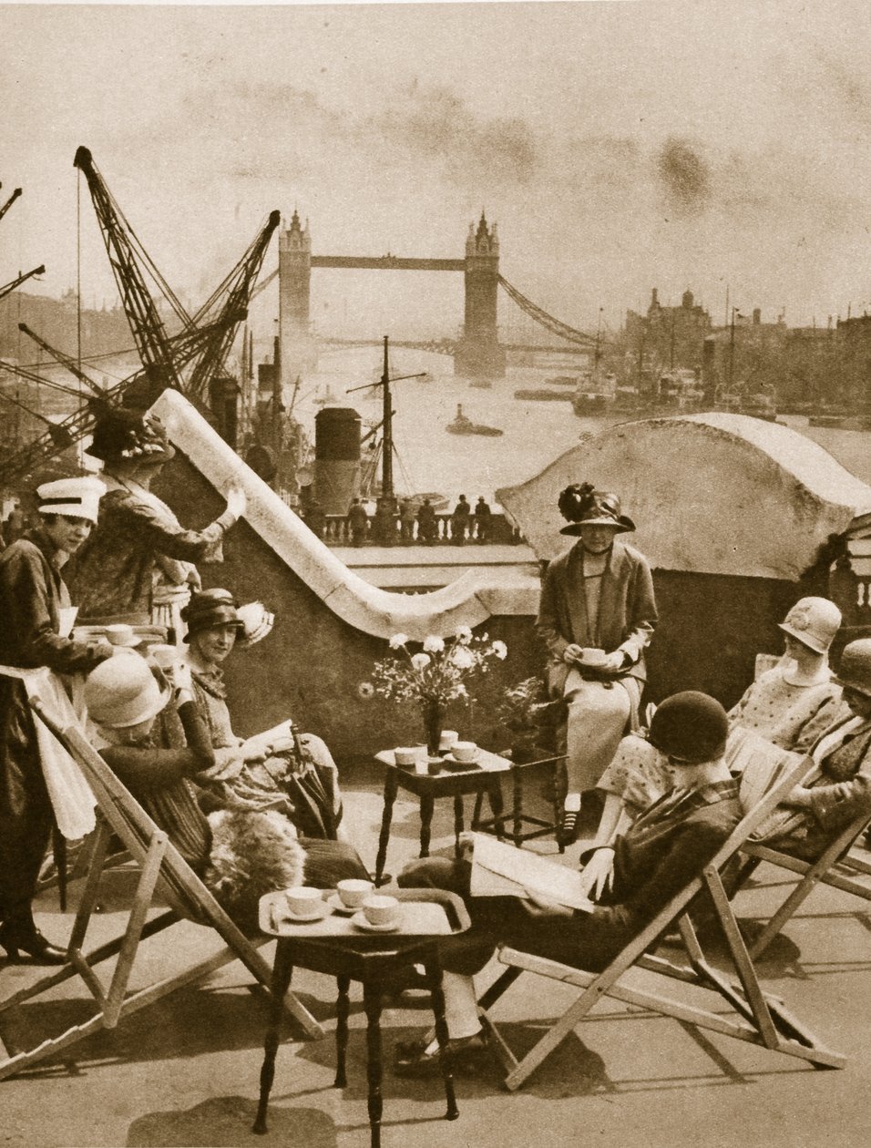 حديقة سطح نادي Langbourne لنساء المدينة ، شارع Fishmonger Hall ، لندن 1925 (صورة بني داكن) بواسطة مصور انجليزى