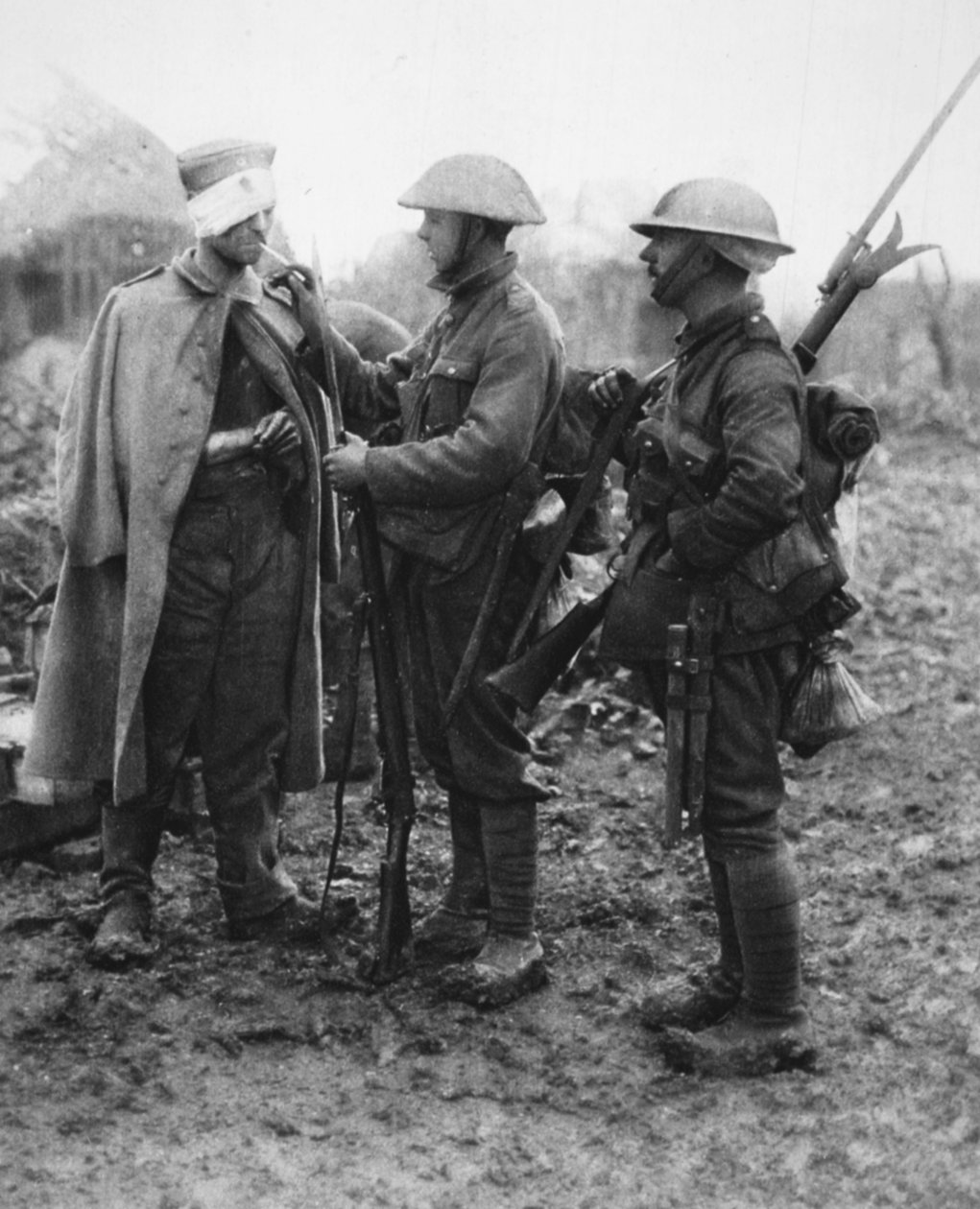 تومي لا يحمل أي شعور بالسوء: إعطاء السجين الألماني الجريح ضوءًا ، من The Illustrated War News ، 26 يوليو 1916 بواسطة مصور انجليزى