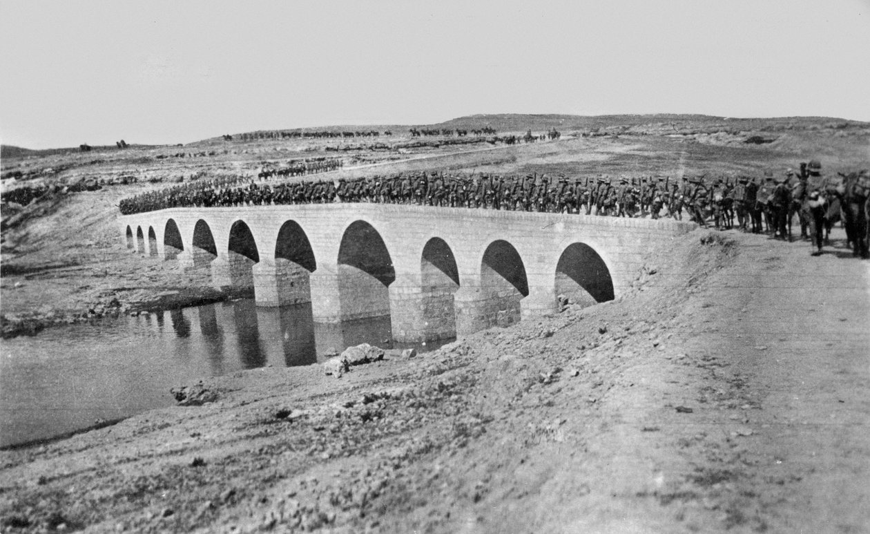القوات التي تعبر جسرًا ، 1917 بواسطة مصور انجليزى