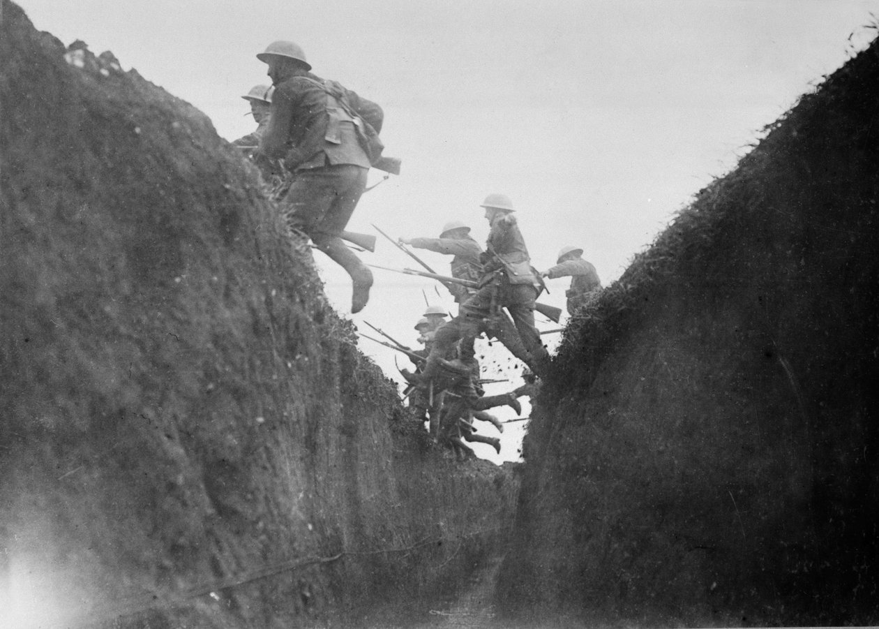 جنود في التدريب ، قفزوا فوق خندق ، 1916-1917 بواسطة مصور انجليزى
