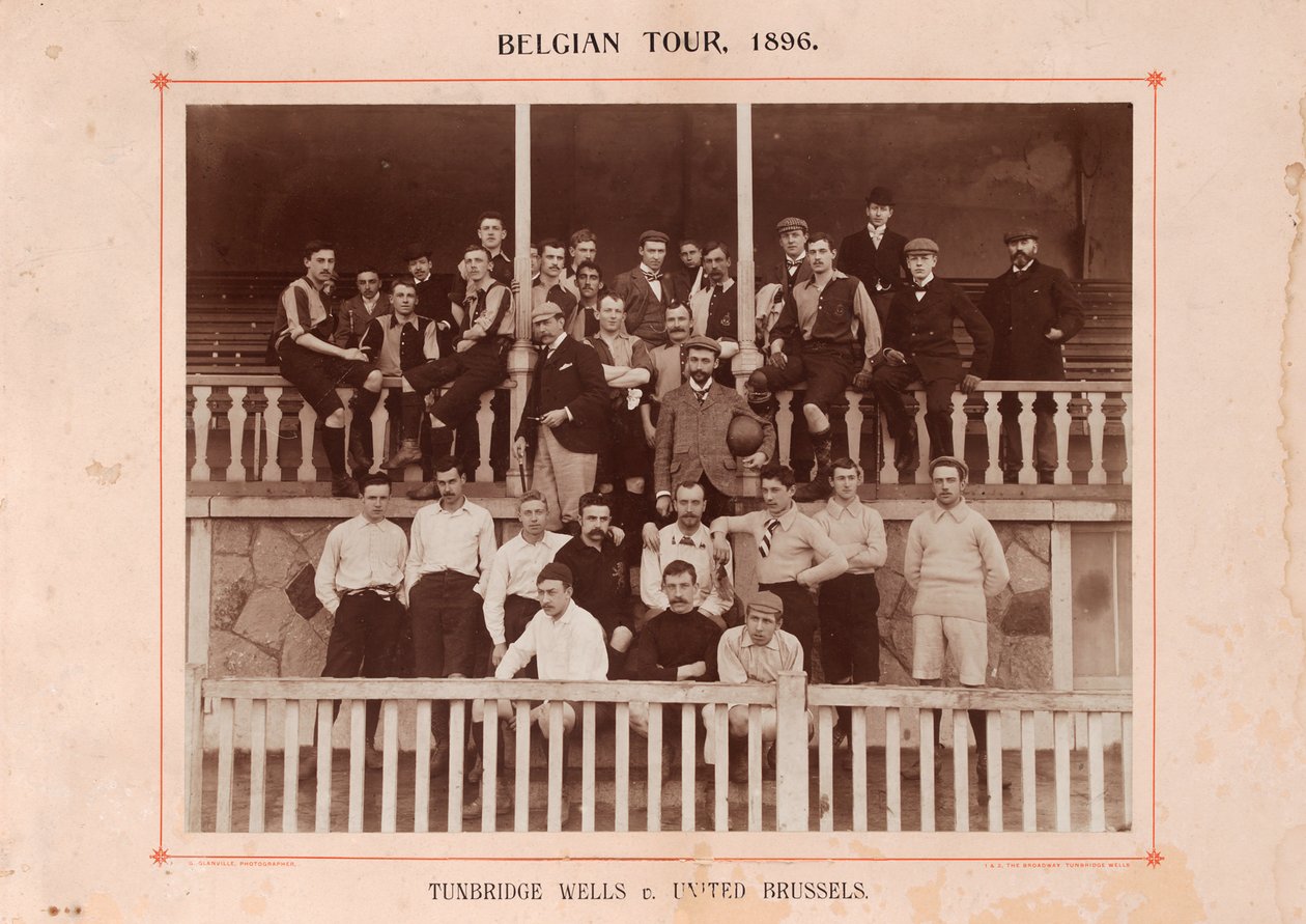 تونبريدج ويلز وبروكسل يونايتد ، خلال جولة في بلجيكا ، 1896 (صورة بني داكن) بواسطة مصور انجليزى