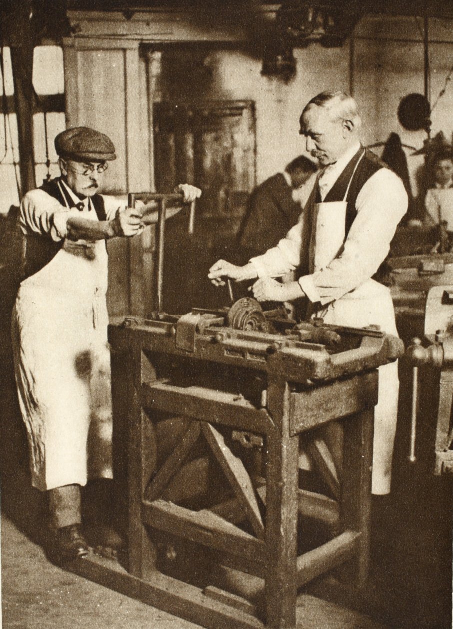 اثنين من الأقفال المسنين يقطعون البراميل الرئيسية ، من Wonderful London ، تم نشره في 1926-1927 (التصوير الفوتوغرافي) بواسطة مصور انجليزى