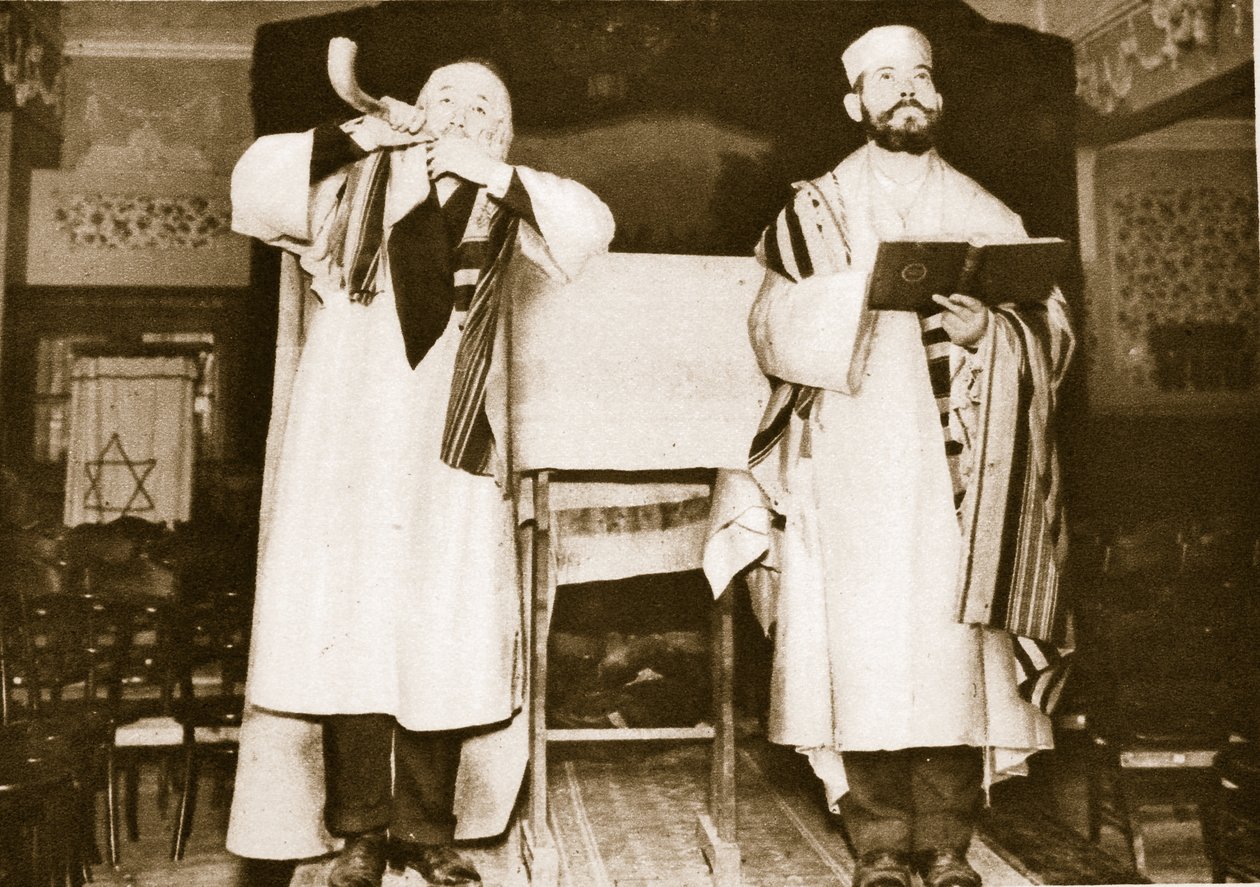 اثنين من مسؤولي كنيس إيست إند (صورة بني داكن) بواسطة مصور انجليزى