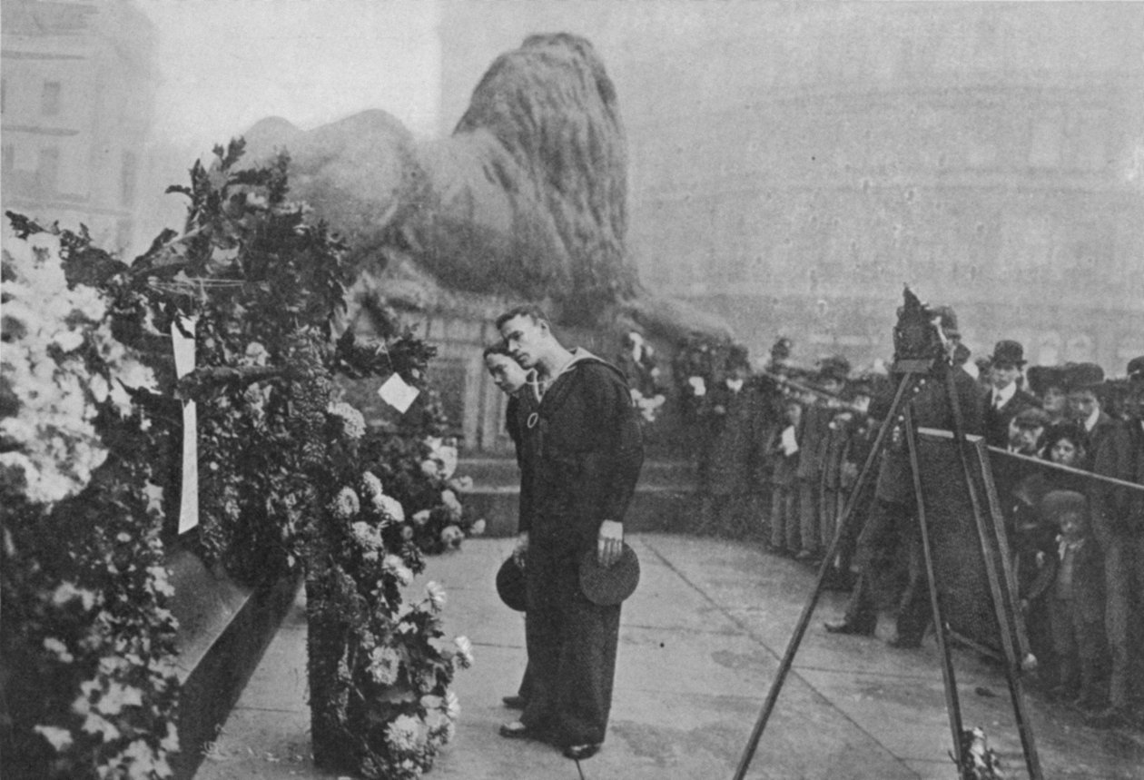 تحت الظل نيلسون: Bluejackets يتفقد أكاليل عند سفح تمثال الأدميرال ، نشر في The Graphic 27th 1906 بواسطة مصور انجليزى