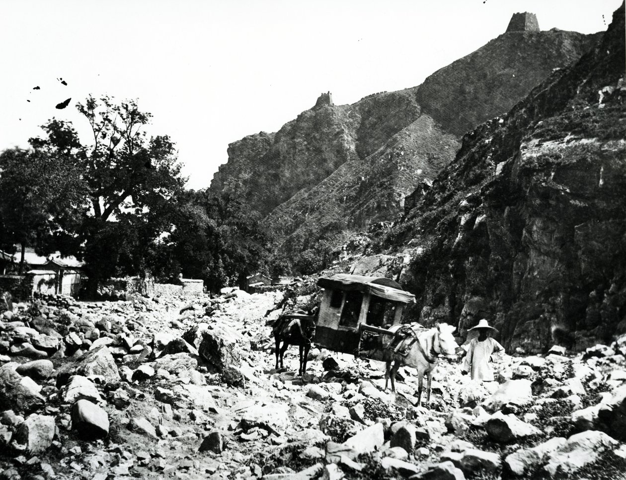 منظر في ممر نانكو ، بكين ، 1860-70 بواسطة مصور انجليزى
