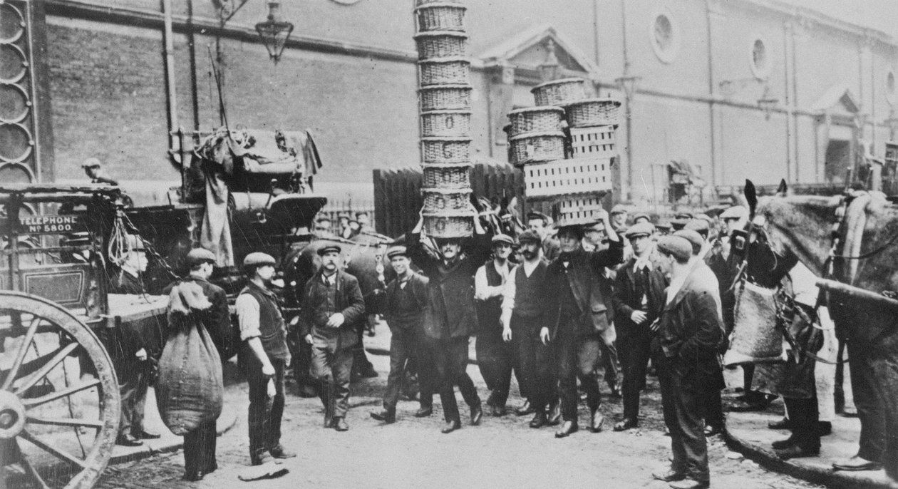 نظرة على حاملات سلة خبراء ومجموعة من رجال السوق ، 1900 بواسطة مصور انجليزى