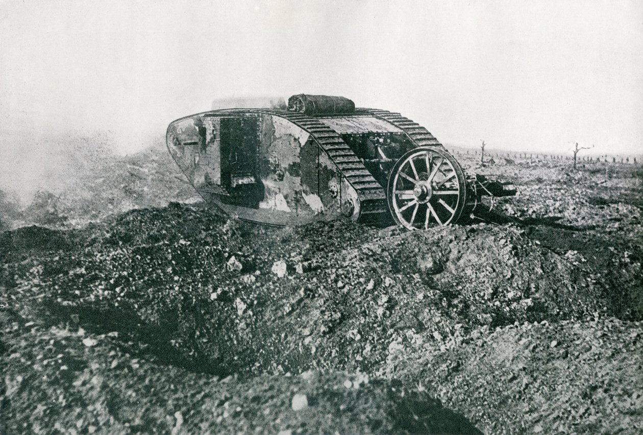 دبابات الحرب العالمية الأولى في الحرب على الجبهة الغربية ، 1917 بواسطة مصور انجليزى