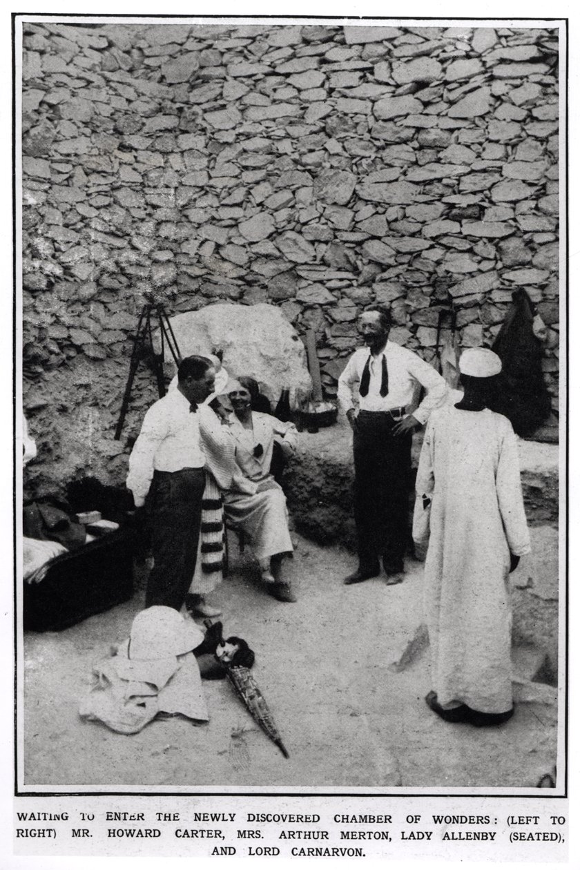 في انتظار دخول غرفة العجائب المكتشفة حديثًا (من اليسار إلى اليمين) هوارد كارتر (1874-1939) السيدة آرثر ميرتون ، ليدي ألنبي (جالسة) واللورد كارنارفون (1866-1923) من أخبار لندن المصورة ، 16 بواسطة مصور انجليزى