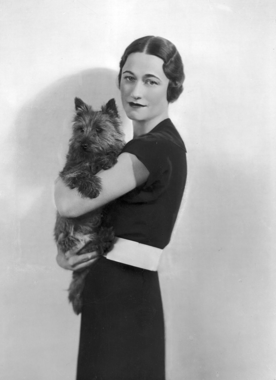 واليس سيمبسون مع كلبها ، 1935 بواسطة مصور انجليزى