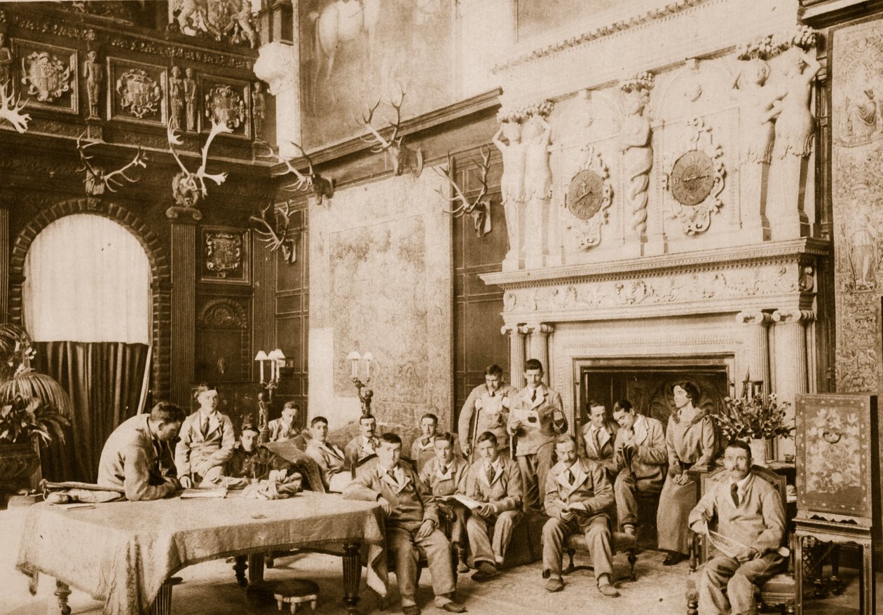 نرحب بالضيوف في منزل فخم في إنجلترا ، من عام 1914 حتى عام 1919 بواسطة مصور انجليزى