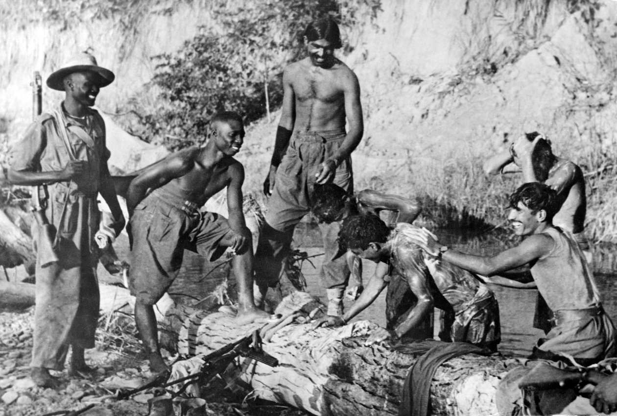 قوات غرب أفريقيا والهند تستحم في جدول ، 1944-1945 بواسطة مصور انجليزى
