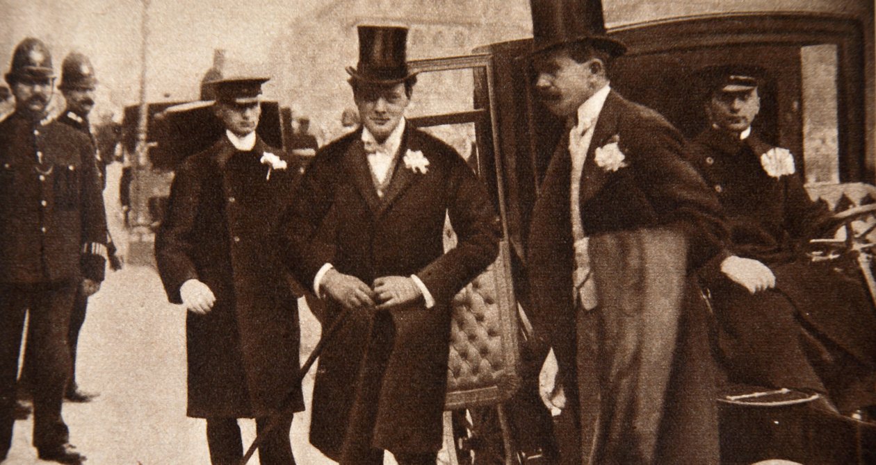 وصول ونستون تشرشل إلى أبواب سانت مارغريت ، وستمنستر في يوم زفافه ، 1908 بواسطة مصور انجليزى