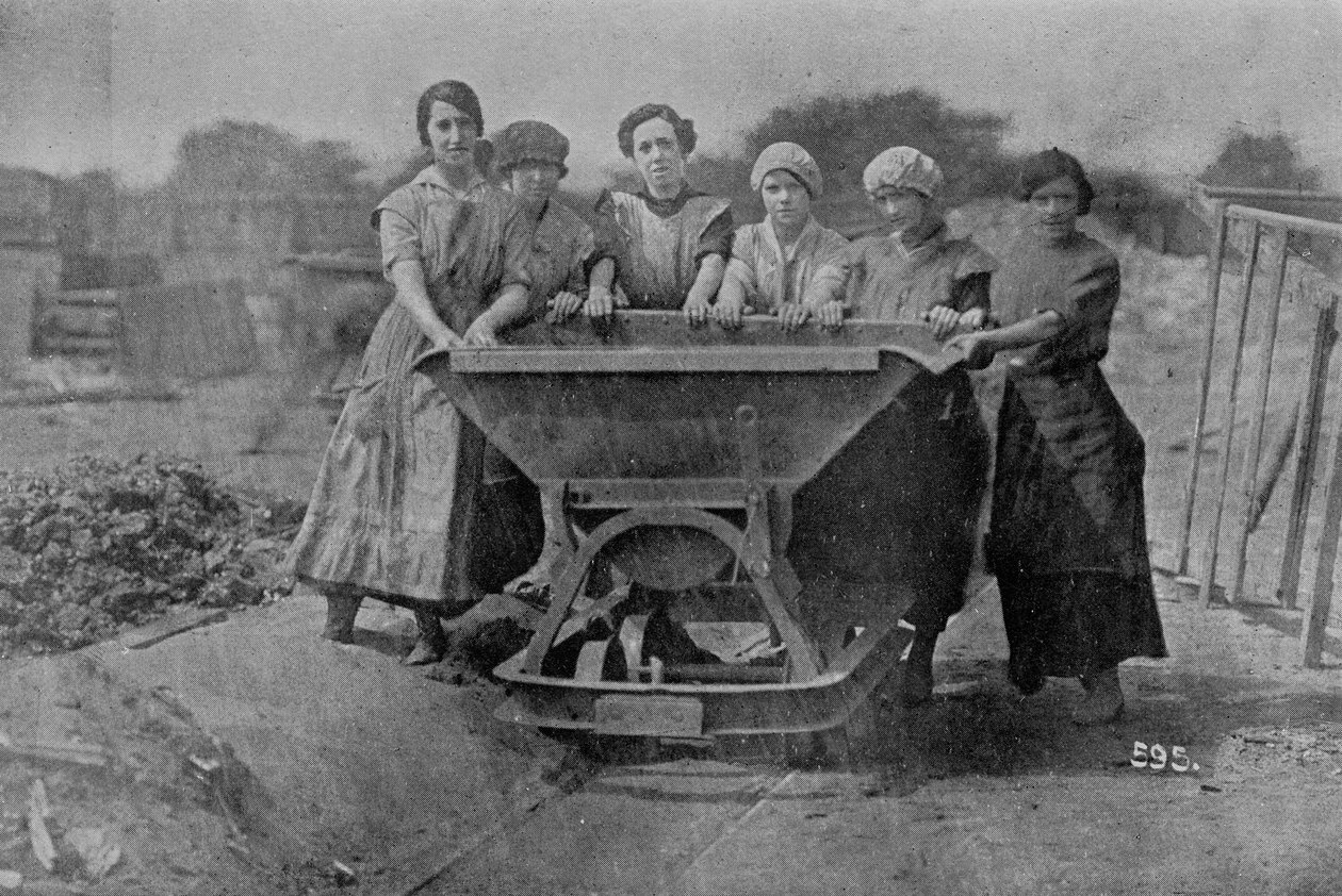 النساء ينقلن النفايات. تصوير مكتب الحرب ، 1916 بواسطة مصور انجليزى