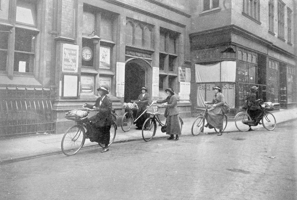 نساء يعملن ك Postmen ، صور مكتب الحرب ، 1916 بواسطة مصور انجليزى