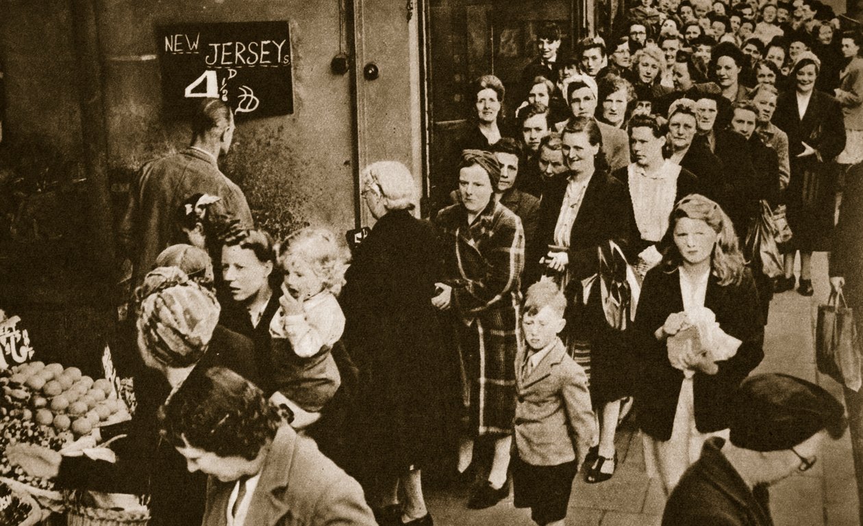 نساء يصطفن في كشك الفاكهة والخضروات في لندن ، يونيو 1947 بواسطة مصور انجليزى