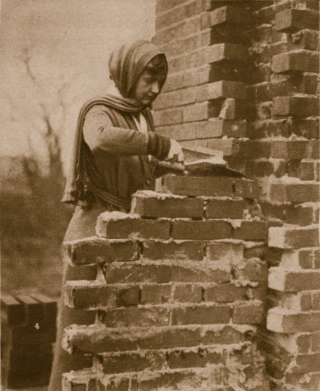 قوة العمل النسائية تضع جدارًا من الطوب ، 1914-1919 بواسطة مصور انجليزى