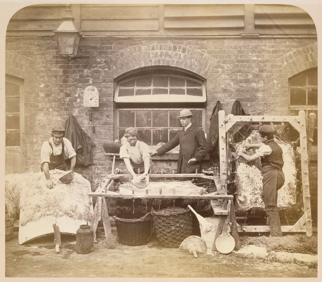 عمال يصنعون سجاد من جلد الغنم ، c.1861-62 (صورة بني داكن) (انظر أيضًا 221845) بواسطة مصور انجليزى