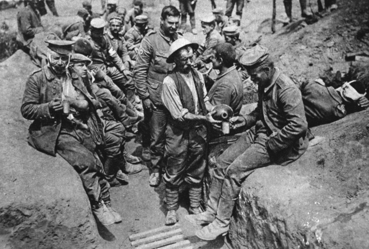 السجناء الألمان الجرحى: جندي يوزع الماء ، من أخبار الحرب المصورة ، 18 أغسطس 1916 بواسطة مصور انجليزى