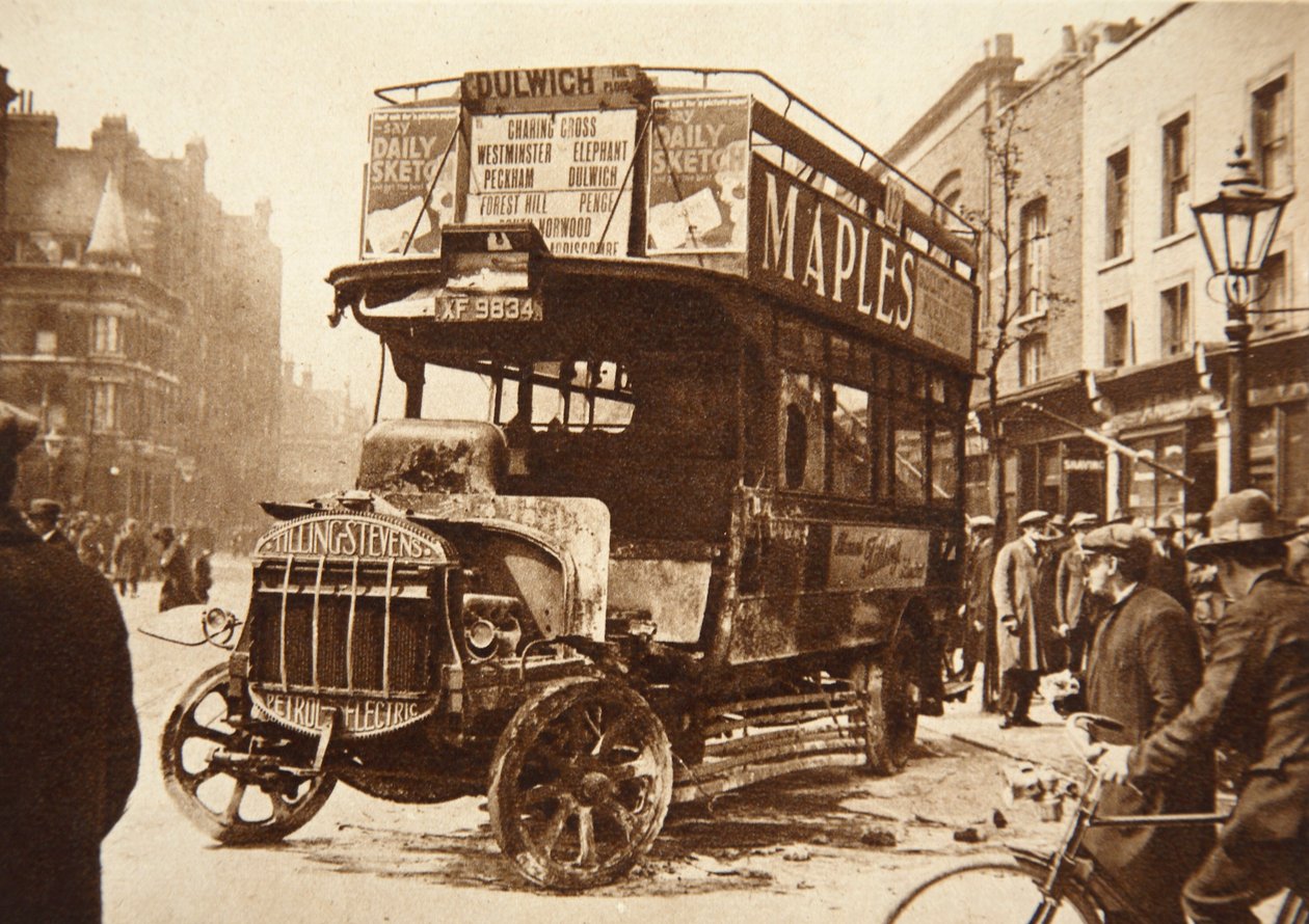 حطام حافلة أضرمها المضربون في جنوب لندن عام 1926 بواسطة مصور انجليزى
