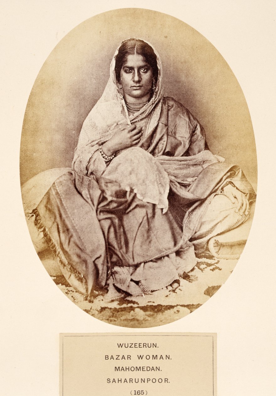 Wuzeerun ، Bazar Woman ، Mahomedan ، Saharunpoor ، من The People of India ، بقلم J. Forbes Watson ، تم نشره عام 1868 (طبعة زلال) بواسطة مصور انجليزى