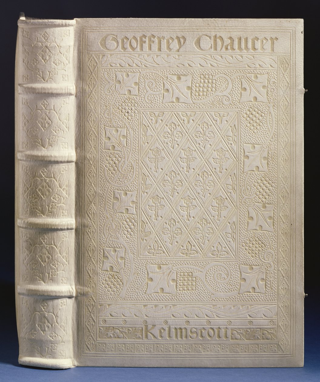 (21) M.1 تجليد بواسطة Doves Bindery لـ Kelmscott Chaucer ، 1896 (جلد الخنزير). بواسطة مدرسة اللغة الإنجليزية