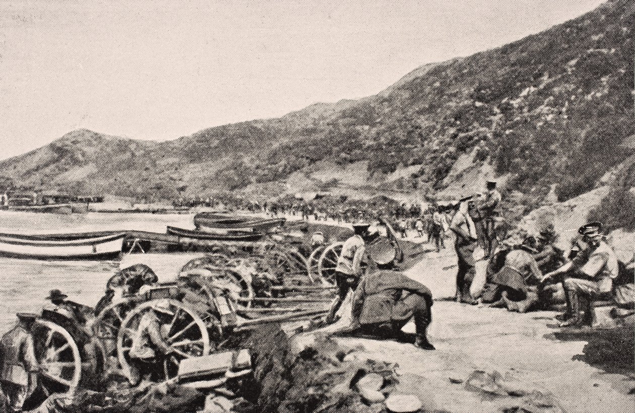 القوات الأسترالية في شبه جزيرة أنزاك كوف جاليبولي تركيا ، 1915 ، من "ألبوم الحرب المصور دي لوكس" ، المنشور في لندن ، 1916 بواسطة مدرسة اللغة الإنجليزية