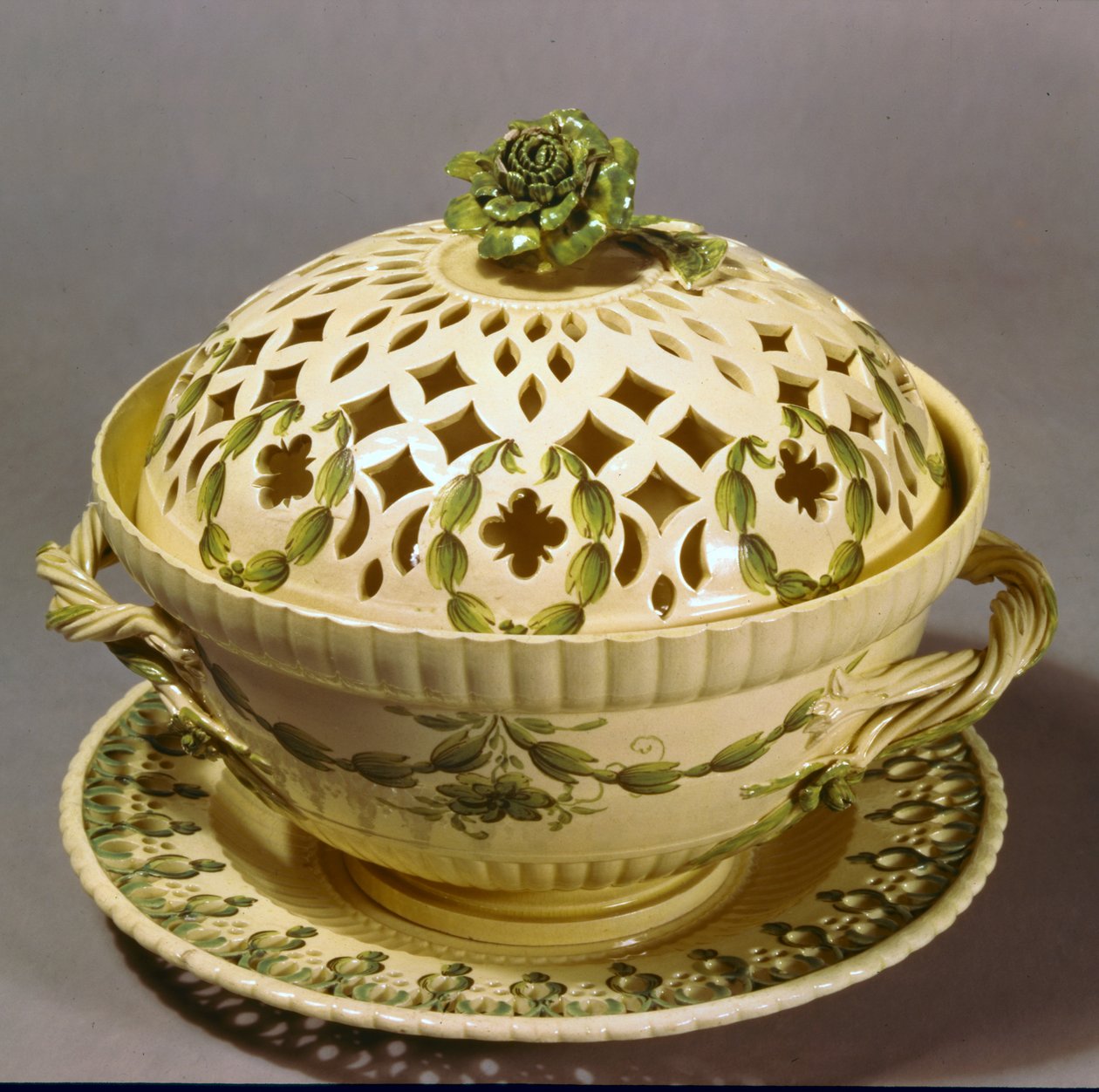 وعاء ، ليدز ، c.1770 (كريمات) بواسطة مدرسة اللغة الإنجليزية