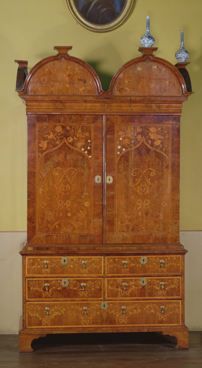 خزانة ، c.1700 (خشب الجوز) بواسطة مدرسة اللغة الإنجليزية