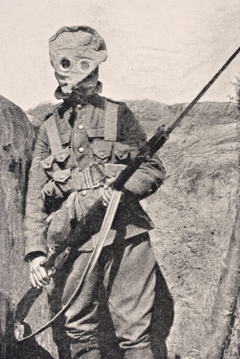 جندي كندي يرتدي قناع غاز في عام 1915 ، من &39;The War Illustrated Album de Luxe&39; ، نُشر في لندن ، 1916 بواسطة مدرسة اللغة الإنجليزية
