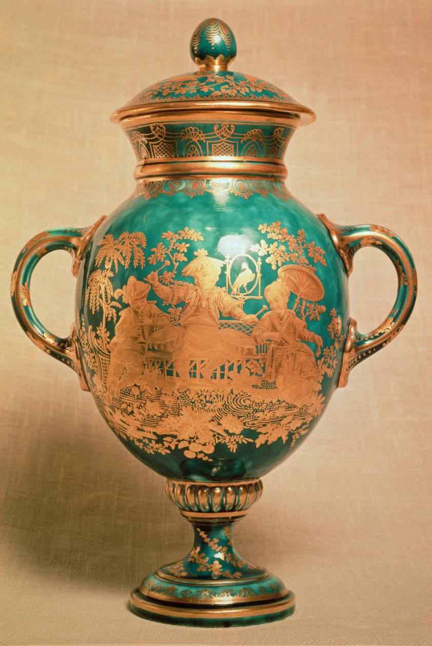 مزهرية وغطاء تشيلسي بتصميم النمط الصيني المذهب ، فترة الارتساء الذهبية (1758-69) بواسطة مدرسة اللغة الإنجليزية